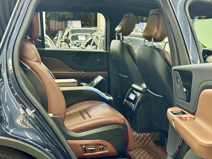 Фото 9 - Lincoln Aviator