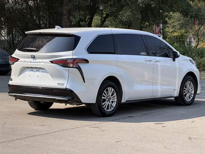 Фото 4 - Toyota Sienna