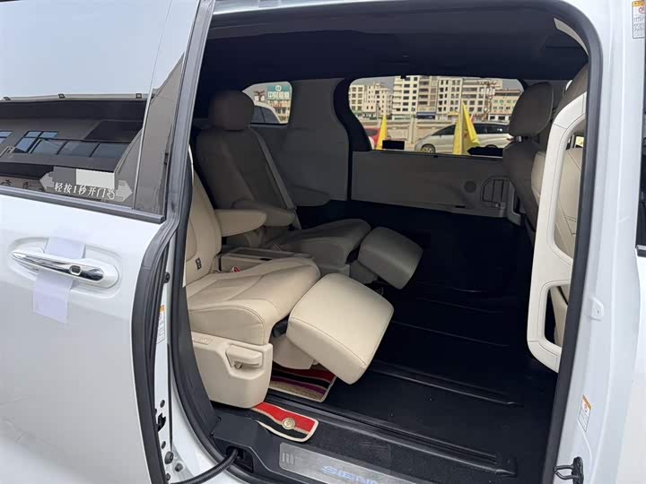 Фото 7 - Toyota Sienna