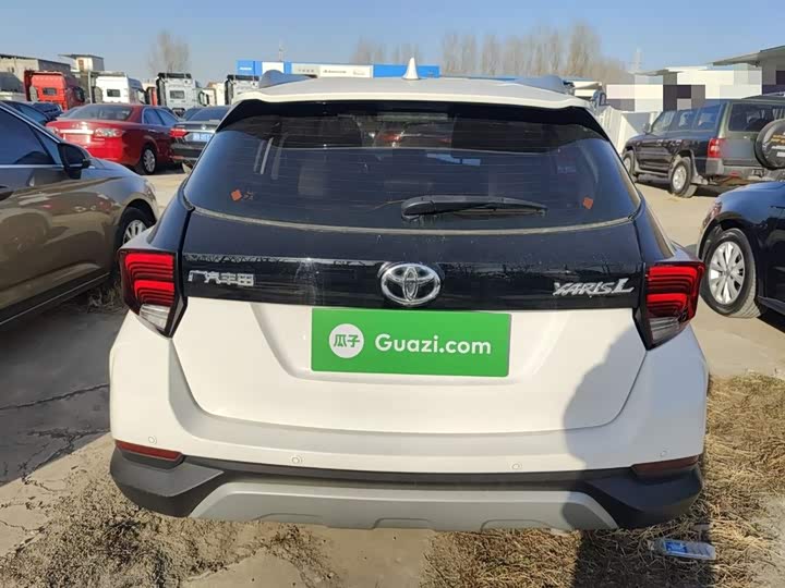 Фото 6 - Toyota Yaris L Hatchback