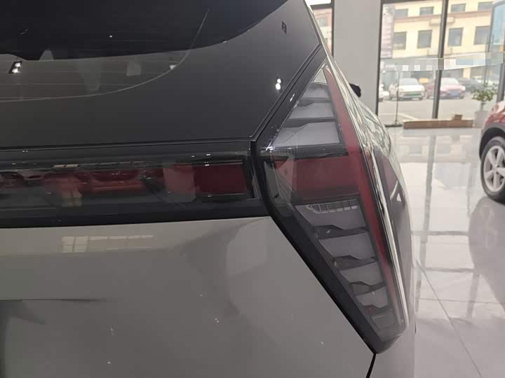 Фото 8 - Geely Atlas L