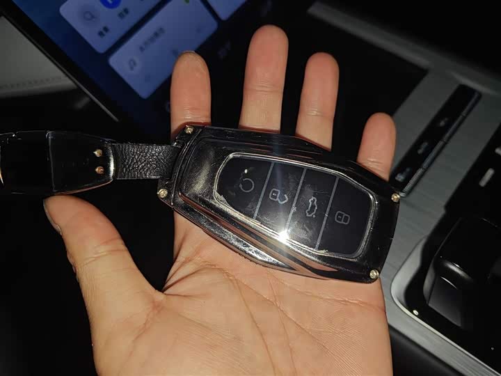 Фото 9 - Geely Atlas L