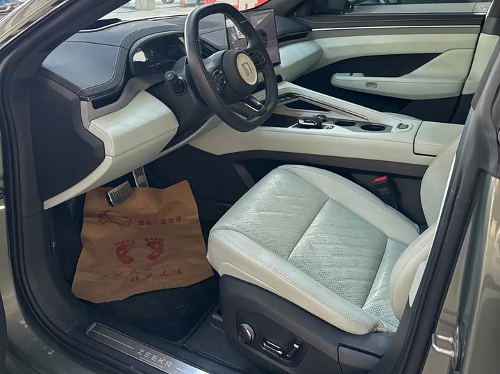 Фото 9 - Zeekr 001