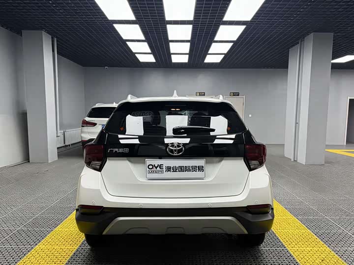 Фото 3 - Toyota Yaris L Hatchback