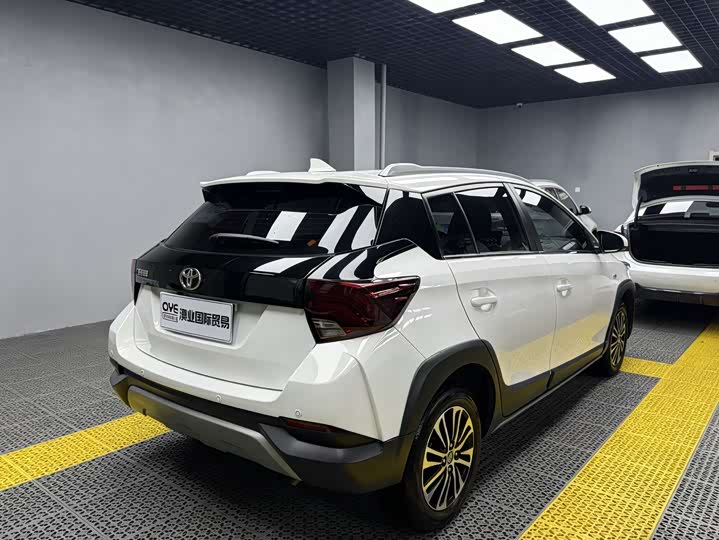 Фото 5 - Toyota Yaris L Hatchback