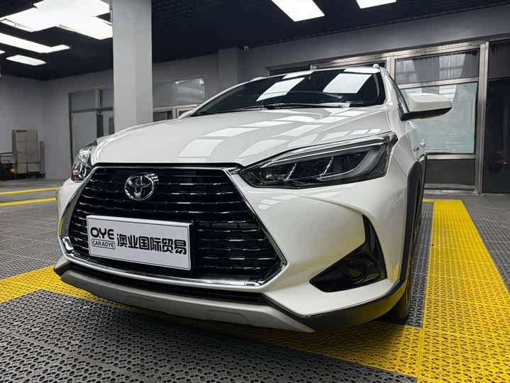 Фото 6 - Toyota Yaris L Hatchback