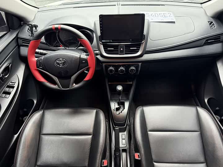 Фото 8 - Toyota Yaris L Hatchback