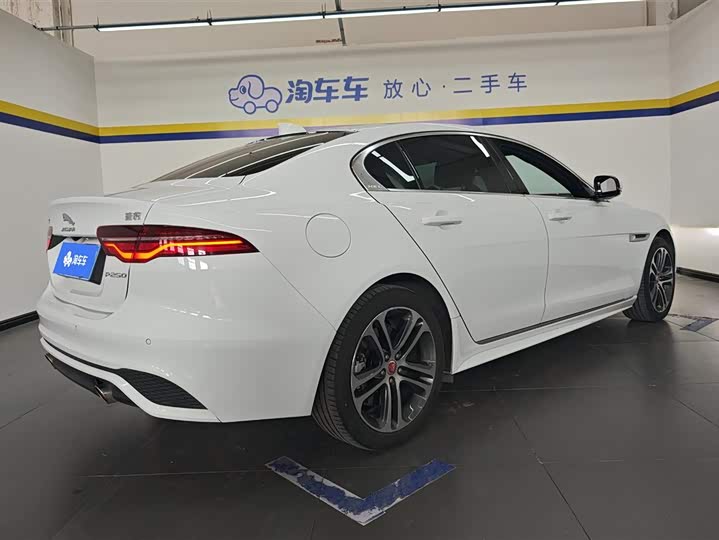 Фото 3 - Jaguar XE L