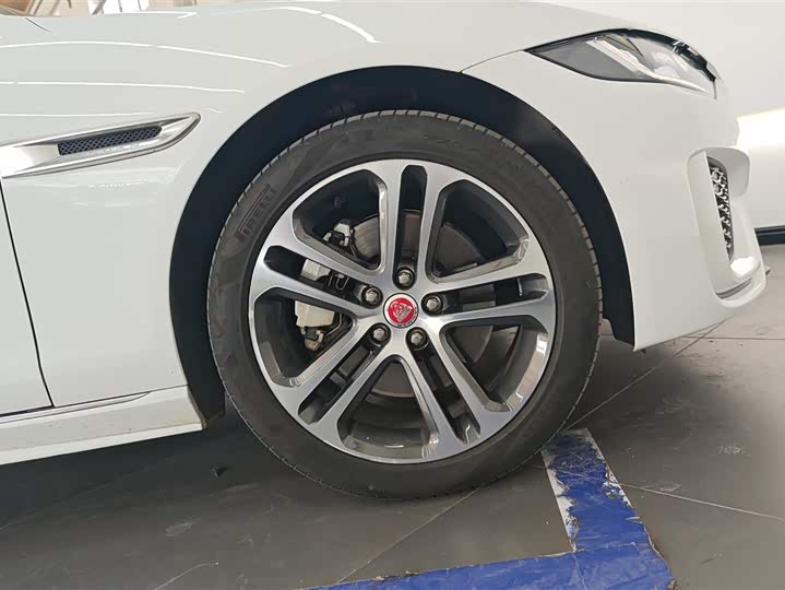 Фото 6 - Jaguar XE L