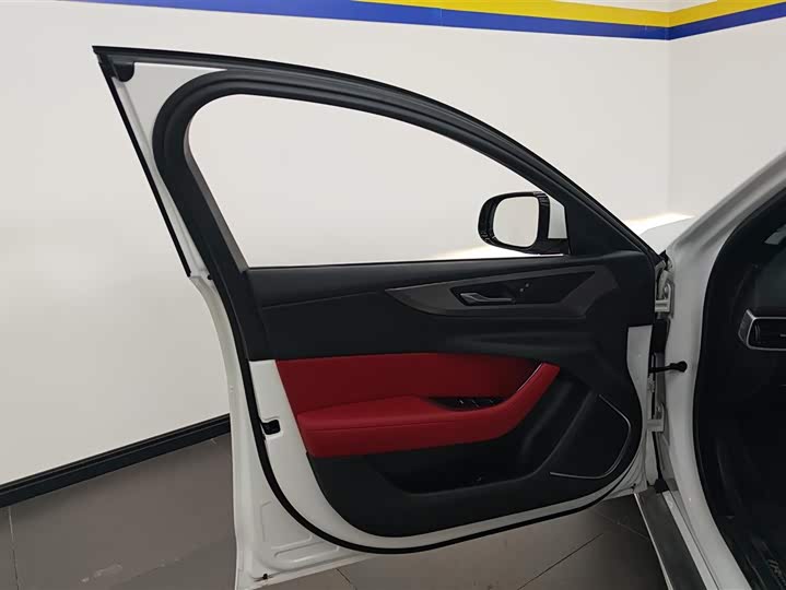 Фото 7 - Jaguar XE L