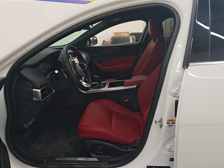 Фото 9 - Jaguar XE L