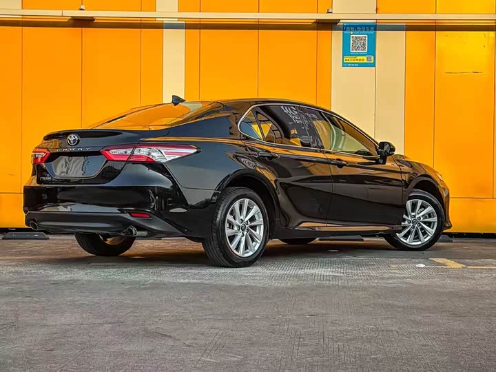 Фото 3 - Toyota Camry