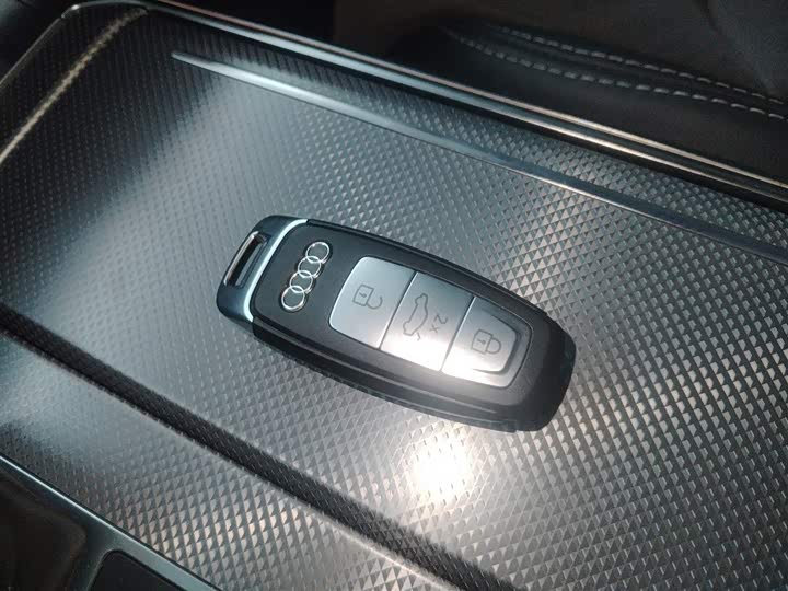 Фото 9 - Audi A6L