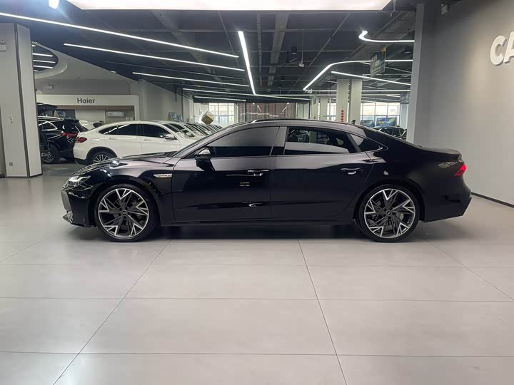 Фото 6 - Audi A7L