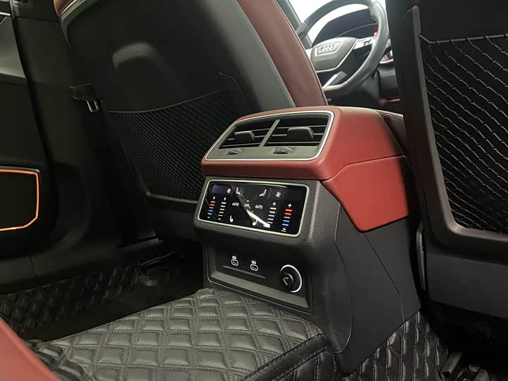 Фото 9 - Audi A7L