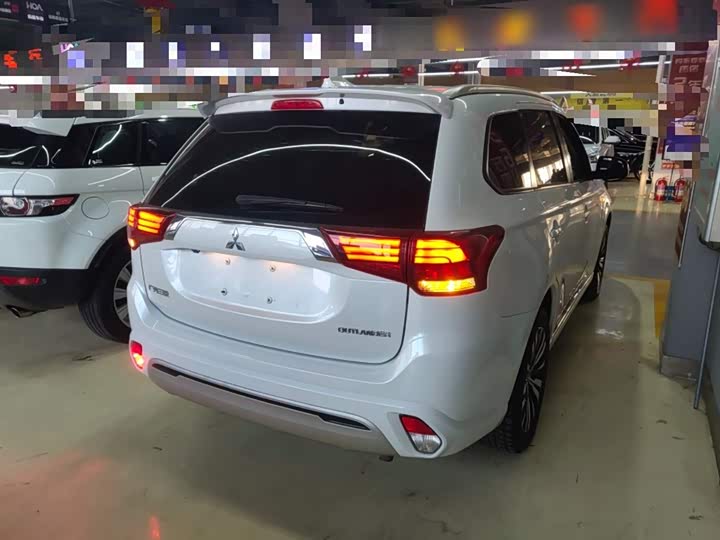 Фото 7 - Mitsubishi Outlander