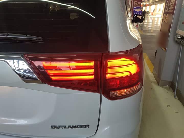 Фото 8 - Mitsubishi Outlander