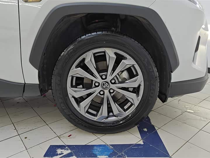 Фото 6 - Toyota RAV4