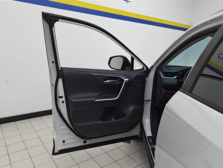 Фото 7 - Toyota RAV4