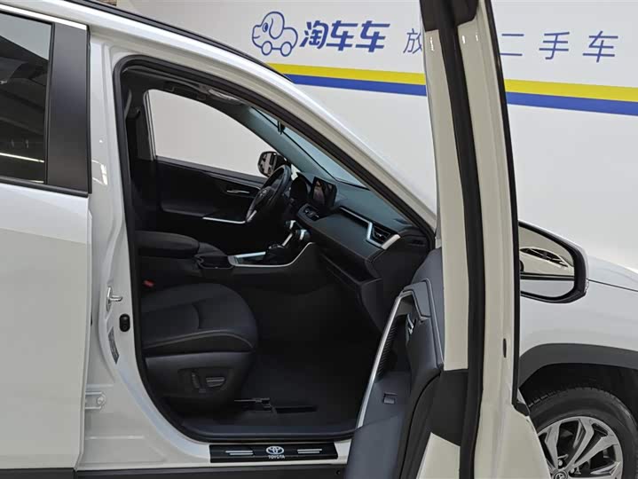 Фото 8 - Toyota RAV4