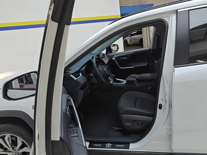 Фото 9 - Toyota RAV4