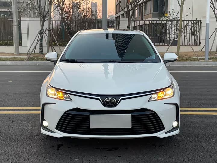 Фото 2 - Toyota Corolla