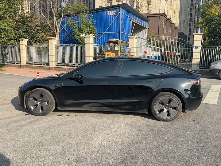 Фото 4 - Tesla Model 3