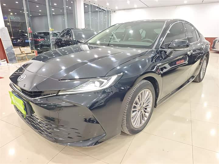 Фото 2 - Toyota Camry