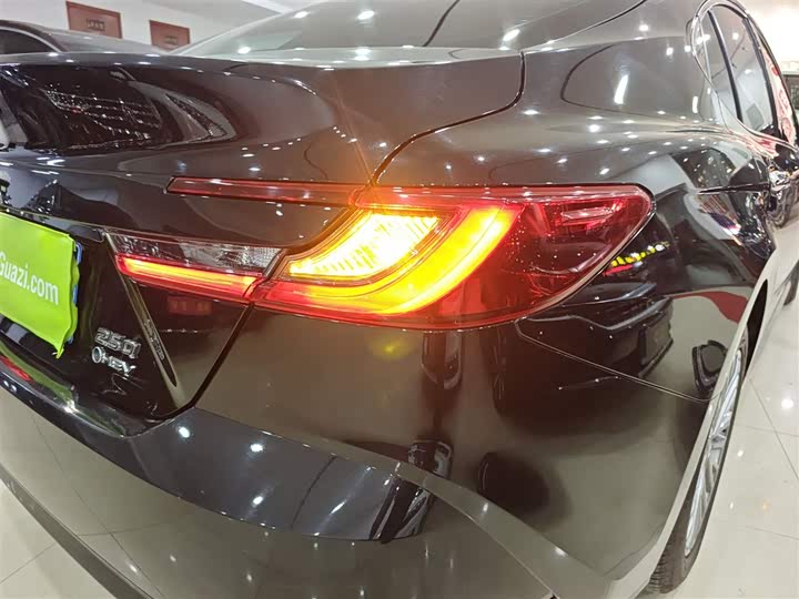 Фото 8 - Toyota Camry