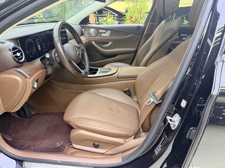 Фото 4 - Mercedes-Benz E-Class