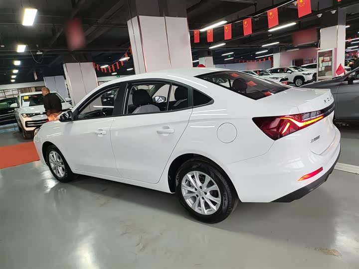 Фото 5 - Roewe i5