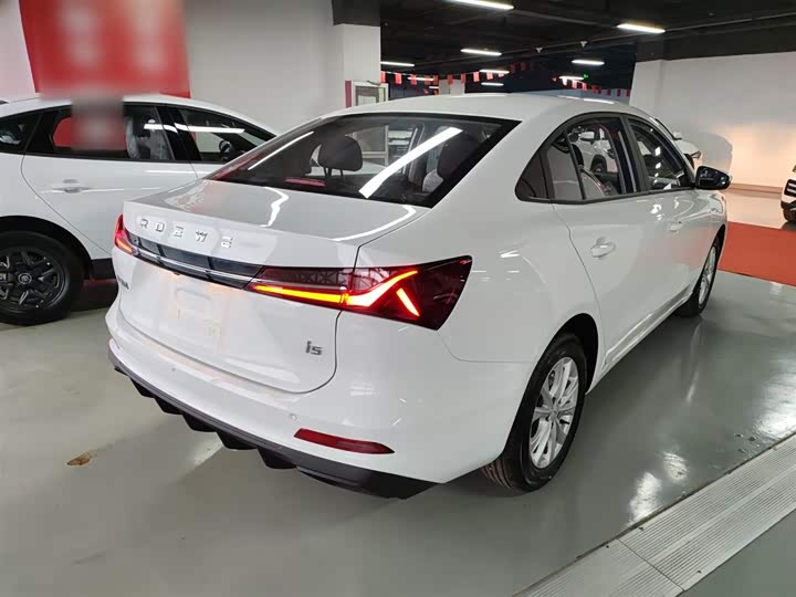 Фото 7 - Roewe i5