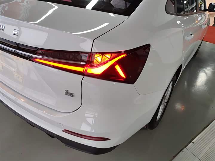 Фото 8 - Roewe i5