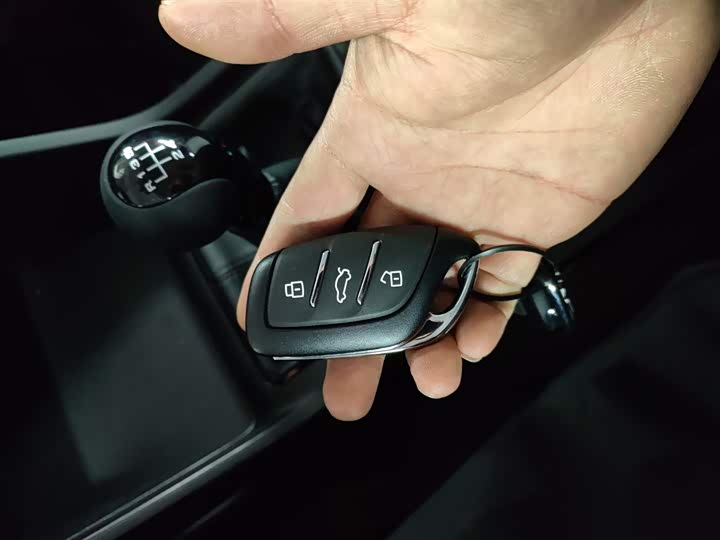 Фото 9 - Roewe i5