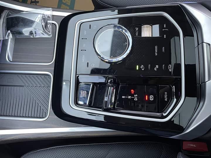 Фото 9 - BMW 7 Series