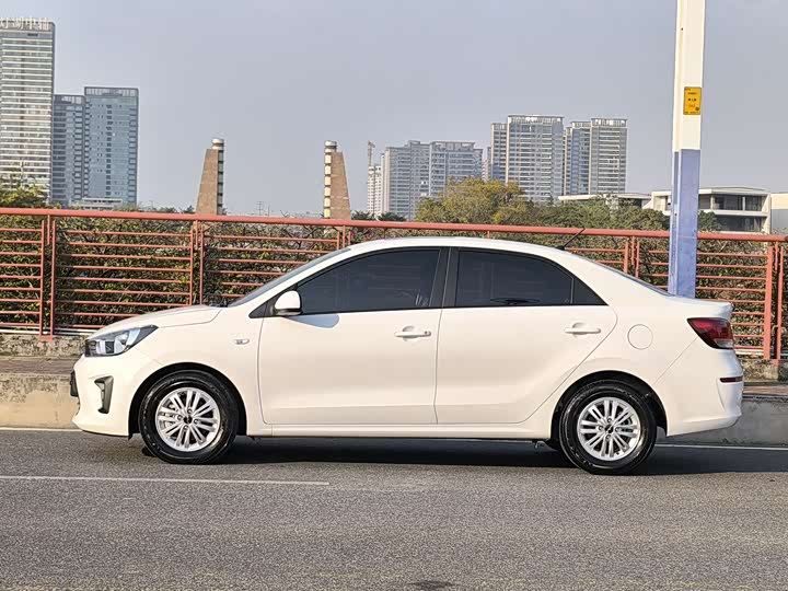 Фото 8 - Kia Pegas