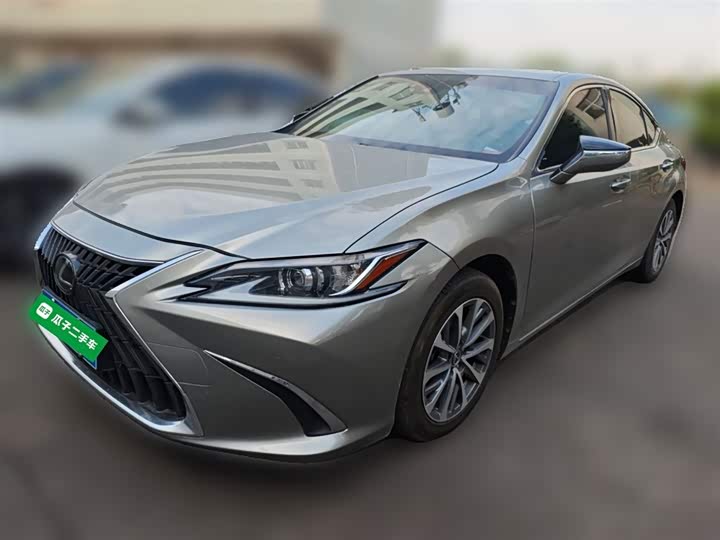 Фото 1 - Lexus ES