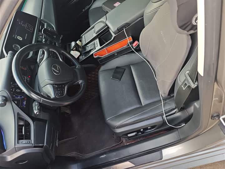 Фото 8 - Lexus ES