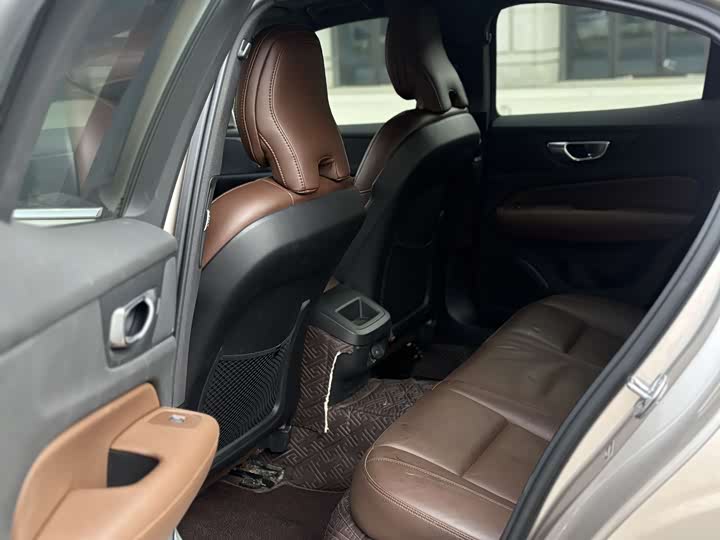 Фото 9 - Volvo S60