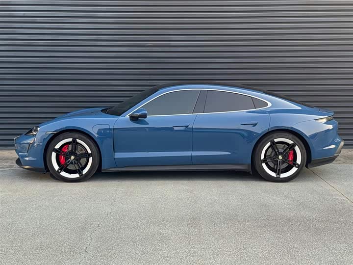 Фото 2 - Porsche Taycan