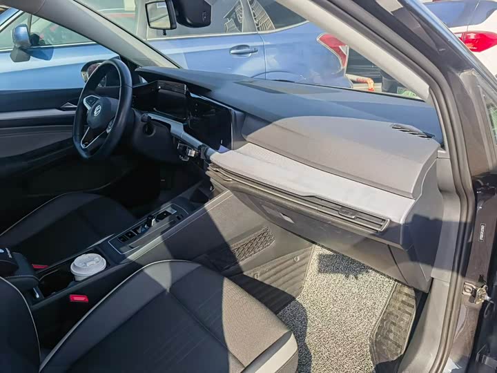 Фото 2 - Volkswagen Golf