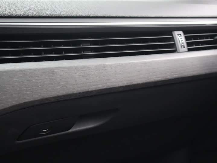 Фото 9 - Audi A4L