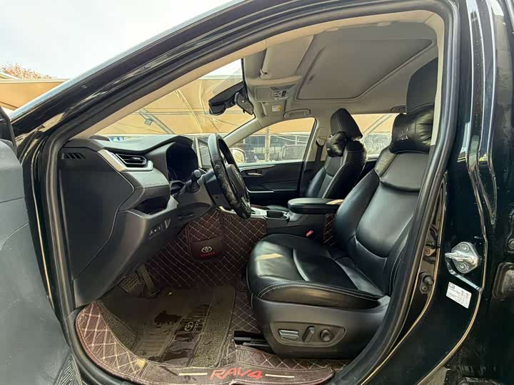 Фото 4 - Toyota RAV4