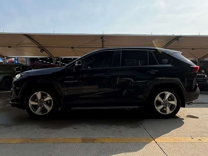 Фото 9 - Toyota RAV4