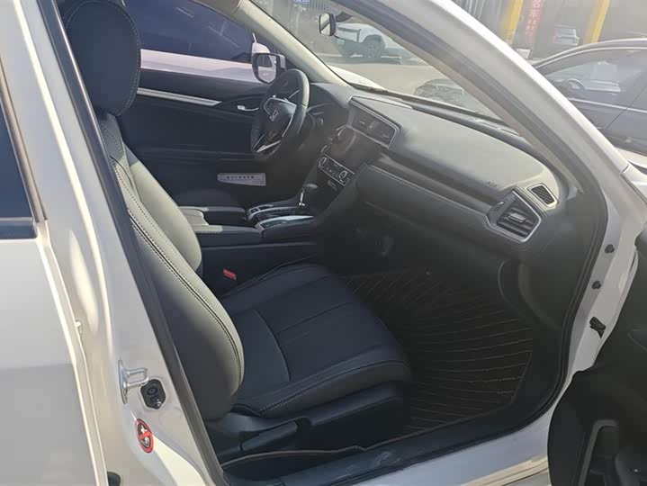 Фото 8 - Honda Civic