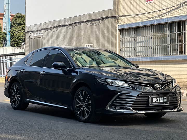 Фото 3 - Toyota Camry