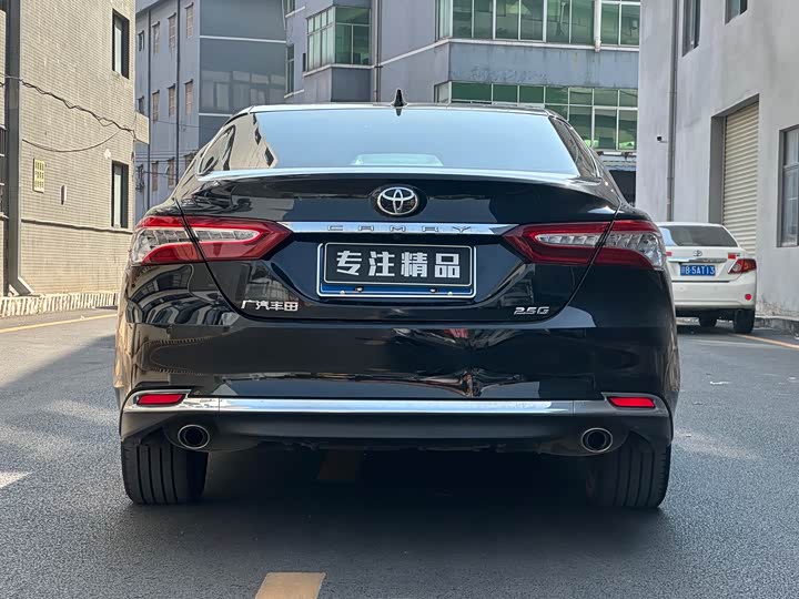Фото 5 - Toyota Camry