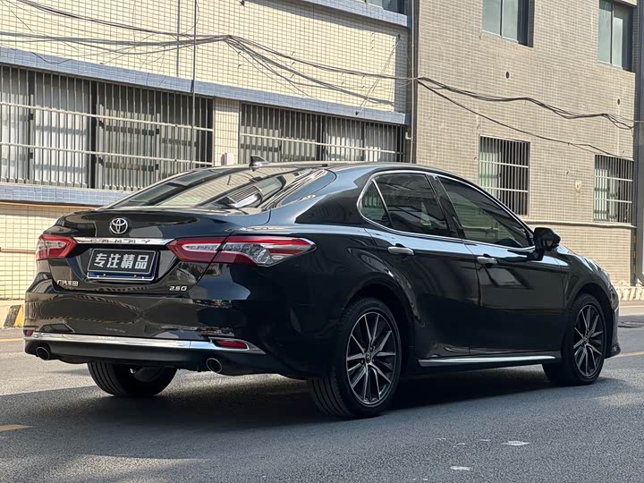 Фото 6 - Toyota Camry