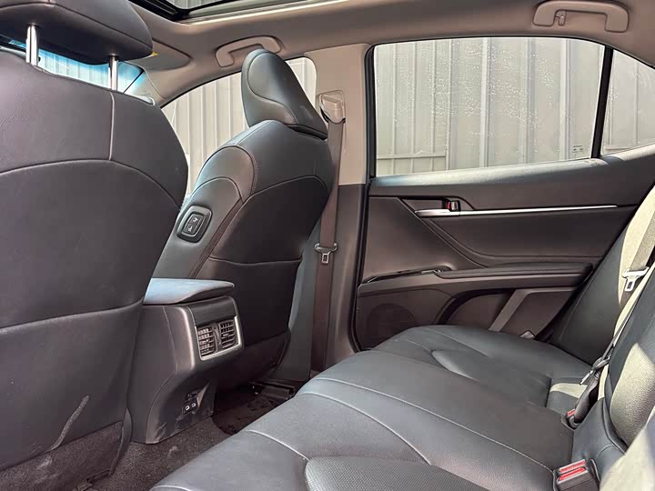 Фото 8 - Toyota Camry