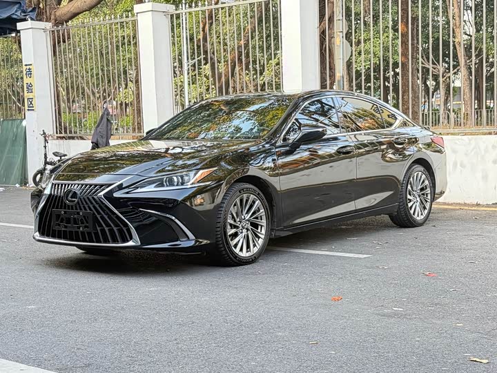 Фото 1 - Lexus ES